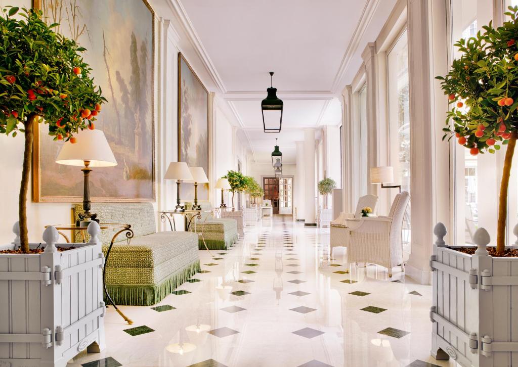 Le Bristol Paris palace hotel rooftop pool and garden