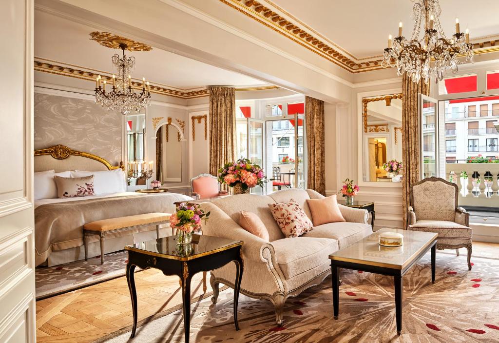 Hotel Plaza Athenee Paris Avenue Montaigne red awnings Eiffel view